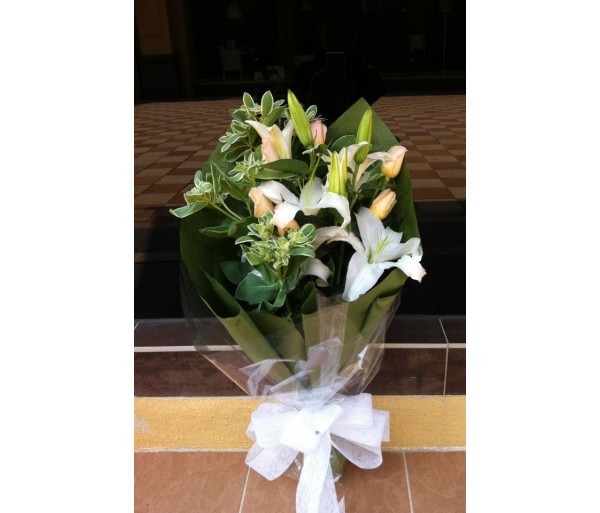 F47 WHITE LILIES WITH 12PCS CHAMPAGNE ROSES BOUQUET